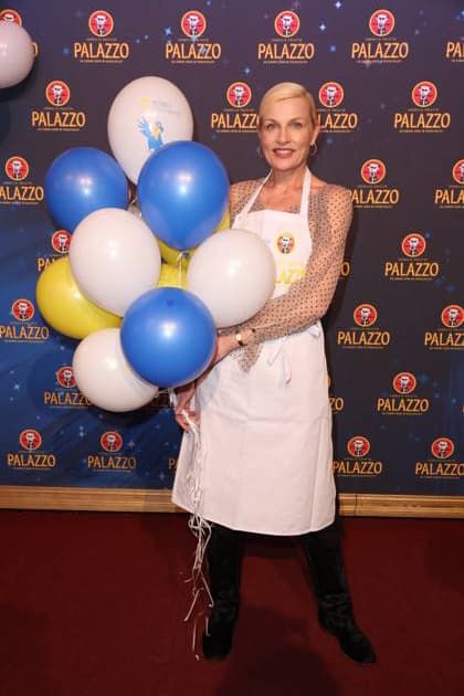 Hamburg Sanna Englund kellnert für den guten Zweck, Charity-Abend im Cornelia Poletto PALAZZO. Für den guten Zweck tauschen Stars das Mikrofon gegen das Tablett, die Bühne gegen die Manege des Spiegelpalasts Hamburg, 28.1.2026, der Reinerlös des Abends geht an den Lufthafen im Altonaer Kinderkrankenhaus (AKK)