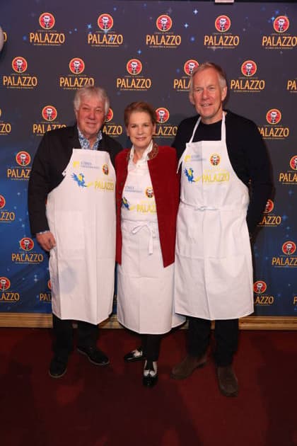Hamburg Rolf Zuckowski, Cornelia Poletto und Johannes B. Kerner kellnern für den guten Zweck, Charity-Abend im Cornelia Poletto PALAZZO. Für den guten Zweck tauschen Stars das Mikrofon gegen das Tablett, die Bühne gegen die Manege des Spiegelpalasts Hamburg, 28.1.2026, der Reinerlös des Abends geht an den Lufthafen im Altonaer Kinderkrankenhaus (AKK)