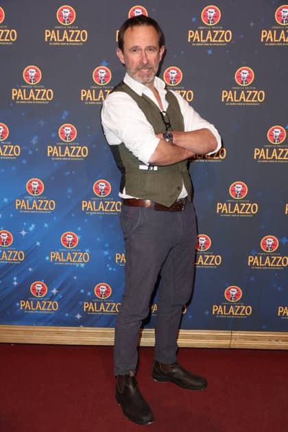 Hamburg Schauspieler Nicolas König kellnert für den guten Zweck, Charity-Abend im Cornelia Poletto PALAZZO. Für den guten Zweck tauschen Stars das Mikrofon gegen das Tablett, die Bühne gegen die Manege des Spiegelpalasts Hamburg, 28.1.2026, der Reinerlös des Abends geht an den Lufthafen im Altonaer Kinderkrankenhaus (AKK)