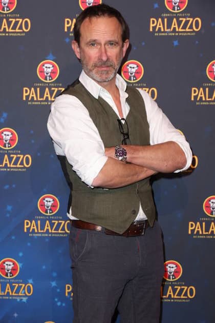 Hamburg Schauspieler Nicolas König kellnert für den guten Zweck, Charity-Abend im Cornelia Poletto PALAZZO. Für den guten Zweck tauschen Stars das Mikrofon gegen das Tablett, die Bühne gegen die Manege des Spiegelpalasts Hamburg, 28.1.2026, der Reinerlös des Abends geht an den Lufthafen im Altonaer Kinderkrankenhaus (AKK)
