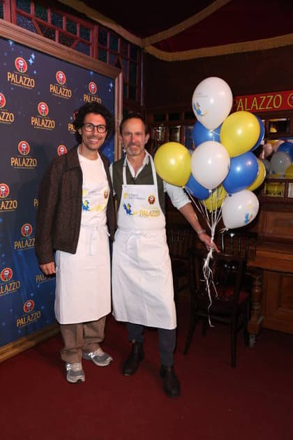 Hamburg Boris Entrup und Schauspieler Nicolas König kellnern für den guten Zweck, Charity-Abend im Cornelia Poletto PALAZZO. Für den guten Zweck tauschen Stars das Mikrofon gegen das Tablett, die Bühne gegen die Manege des Spiegelpalasts Hamburg, 28.1.2026, der Reinerlös des Abends geht an den Lufthafen im Altonaer Kinderkrankenhaus (AKK)