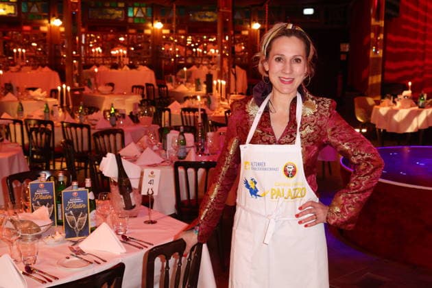 Hamburg Sängerin Julia Wachsmann kellnert für den guten Zweck, Charity-Abend im Cornelia Poletto PALAZZO. Für den guten Zweck tauschen Stars das Mikrofon gegen das Tablett, die Bühne gegen die Manege des Spiegelpalasts Hamburg, 28.1.2026, der Reinerlös des Abends geht an den Lufthafen im Altonaer Kinderkrankenhaus (AKK)