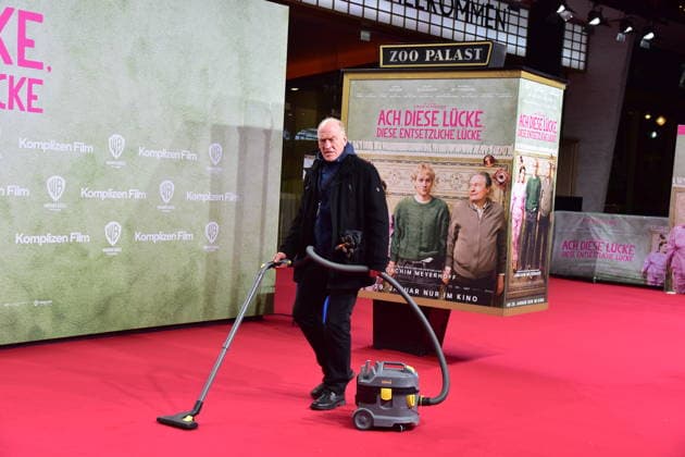 Berlin PREMIERE, ACH DIESE LÜCKE Ein Sicherheitsmann saugt zur Premiere fuer die VIPs den Roten Teppich nochmals durch Ankunft zur Berlin PREMIERE, von Simon Verhoeven, ach diese Lücke, diese entsetzliche Lücke in Berlin am 28.01.2026