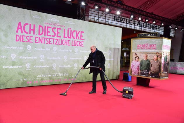 Berlin PREMIERE, ACH DIESE LÜCKE Ein Sicherheitsmann saugt zur Premiere fuer die VIPs den Roten Teppich nochmals durch Ankunft zur Berlin PREMIERE, von Simon Verhoeven, ach diese Lücke, diese entsetzliche Lücke in Berlin am 28.01.2026