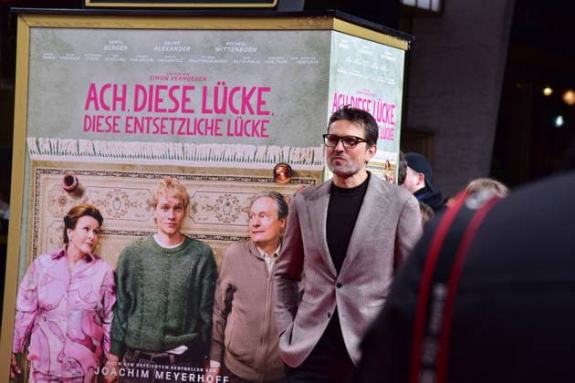 Berlin PREMIERE, ACH DIESE LÜCKE Simon Verhoeven,mit Film-Werbeplakat im Glaskasten Ankunft zur Berlin PREMIERE, von Simon Verhoeven, ach diese Lücke, diese entsetzliche Lücke in Berlin am 28.01.2026