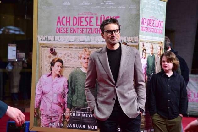 Berlin PREMIERE, ACH DIESE LÜCKE Simon Verhoeven,mit Film-Werbeplakat im Glaskasten Ankunft zur Berlin PREMIERE, von Simon Verhoeven, ach diese Lücke, diese entsetzliche Lücke in Berlin am 28.01.2026