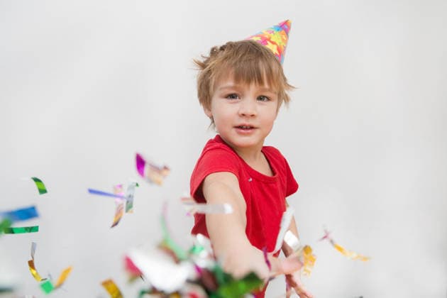 Kleiner Junge hat Spaß beim Feiern seines Geburtstags. Porträt eines Kindes, das bunte Lametta und Konfetti in die Luft wirft. Positive Emotionen. Little boy having fun celebrating birthday. Portrait of a child throws up multi-colored tinsel and confetti. Positive emotions. (License=RF) ,model released, Symbolfoto Copyright: xZoonar.com UliaxZotaninax 24532443 ,model released, Symbolfoto ,property released