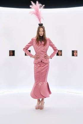 (260128) -- PARIS, Jan. 28, 2026 -- A model presents a creation by Alessandro Michele for Valentino during the Haute Couture Week Spring Summer 2026 in Paris, France, on Jan. 28, 2026. (MeetEurope Handout via Xinhua) FRANCE-PARIS-HAUTE COUTURE WEEK-FASHION SHOW-VALENTINO WuxHuiwo 