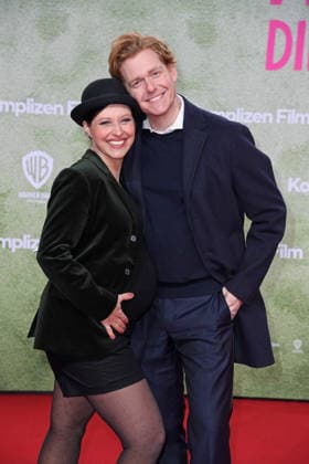 Nadja Jo Klapper mit Ehemann Johannes Heinrichs bei der Premiere von ACH, DIESE LÜCKE, DIESE ENTSETZLICHE LÜCKE im Zoo Palast in Berlin am 28.01.2026