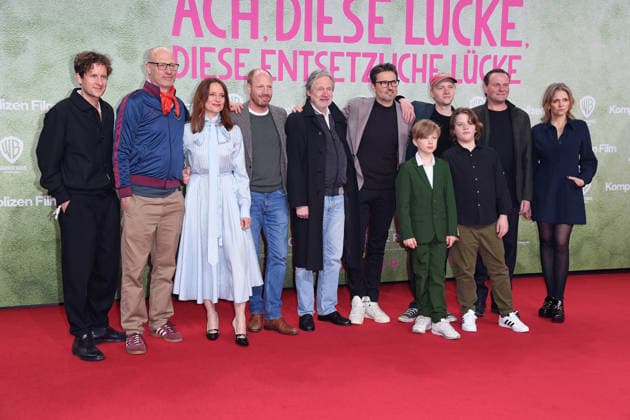 Moritz Treuenfels, Joachim Meyerhoff, Anne Ratte-Polle, Johann von Buelow, Simon Verhoeven, Bruno Alexander, Devid Striesow, Laura Tonke bei der Premiere von ACH, DIESE LÜCKE, DIESE ENTSETZLICHE LÜCKE im Zoo Palast in Berlin am 28.01.2026