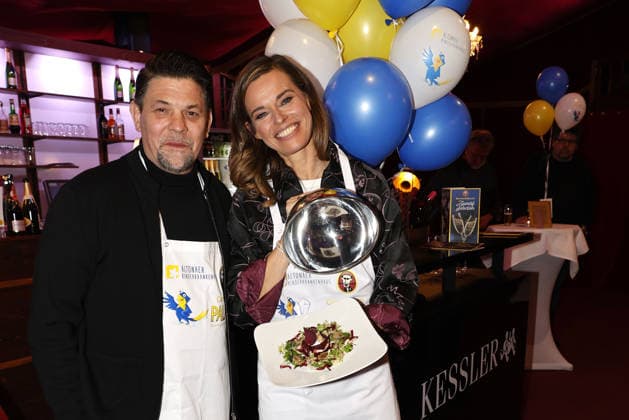 Tim Maelzer und Susanne Boehm bei der Palazzo Charity Gala zugunsten des Altonaer Kinderkrankenhauses am 28.01.2026 in Hamburg Palazzo Charity Gala 2026 - Promis kellnern fuer den guten Zweck in Hamburg