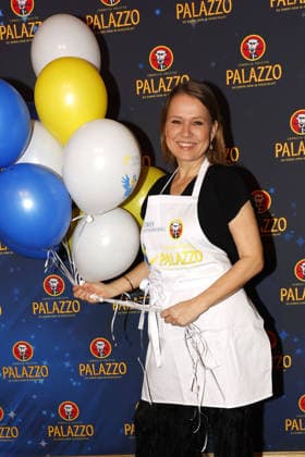 Nova Meierhenrich bei der Palazzo Charity Gala zugunsten des Altonaer Kinderkrankenhauses am 28.01.2026 in Hamburg Palazzo Charity Gala 2026 - Promis kellnern fuer den guten Zweck in Hamburg