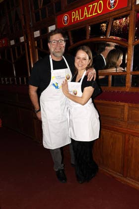 Brian Bojsen und Nova Meierhenrich bei der Palazzo Charity Gala zugunsten des Altonaer Kinderkrankenhauses am 28.01.2026 in Hamburg Palazzo Charity Gala 2026 - Promis kellnern fuer den guten Zweck in Hamburg
