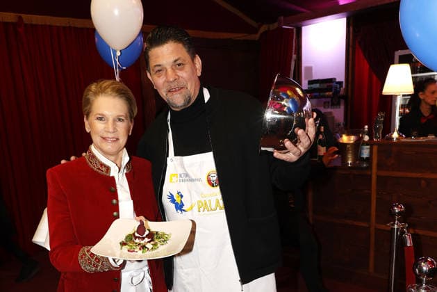 Cornelia Poletto und Tim Maelzer bei der Palazzo Charity Gala zugunsten des Altonaer Kinderkrankenhauses am 28.01.2026 in Hamburg Palazzo Charity Gala 2026 - Promis kellnern fuer den guten Zweck in Hamburg
