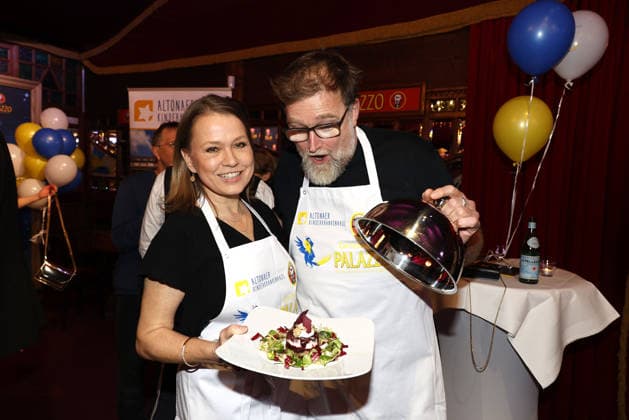 Nova Meierhenrich und Brian Bojsen bei der Palazzo Charity Gala zugunsten des Altonaer Kinderkrankenhauses am 28.01.2026 in Hamburg Palazzo Charity Gala 2026 - Promis kellnern fuer den guten Zweck in Hamburg