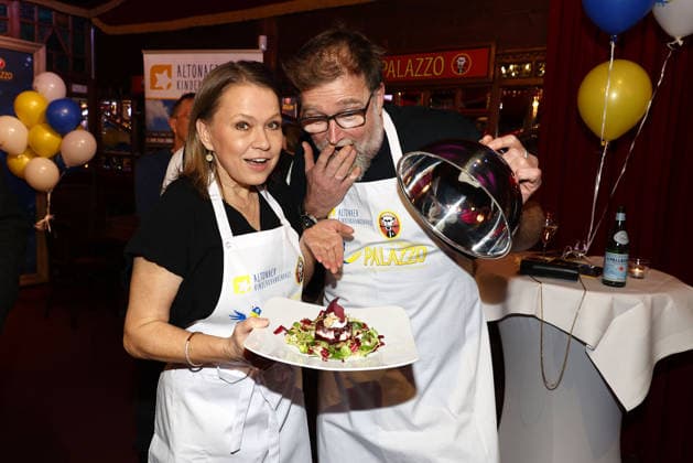 Nova Meierhenrich und Brian Bojsen bei der Palazzo Charity Gala zugunsten des Altonaer Kinderkrankenhauses am 28.01.2026 in Hamburg Palazzo Charity Gala 2026 - Promis kellnern fuer den guten Zweck in Hamburg