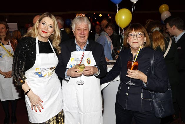 Sandra Quadflieg, Rolf Zuckowski und Monika Zuckowski bei der Palazzo Charity Gala zugunsten des Altonaer Kinderkrankenhauses am 28.01.2026 in Hamburg Palazzo Charity Gala 2026 - Promis kellnern fuer den guten Zweck in Hamburg
