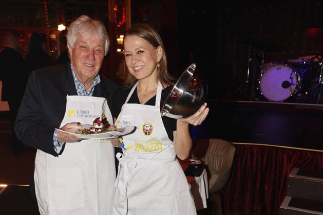 Rolf Zuckowski und Nova Meierhenrich bei der Palazzo Charity Gala zugunsten des Altonaer Kinderkrankenhauses am 28.01.2026 in Hamburg Palazzo Charity Gala 2026 - Promis kellnern fuer den guten Zweck in Hamburg