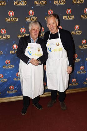 Rolf Zuckowski und Johannes B. Kerner bei der Palazzo Charity Gala zugunsten des Altonaer Kinderkrankenhauses am 28.01.2026 in Hamburg Palazzo Charity Gala 2026 - Promis kellnern fuer den guten Zweck in Hamburg