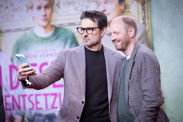 Premiere ACH, DIESE LÜCKE, DIESE ENTSETZLICHE LÜCKE Regisseur und Drehbuchautors Simon Verhoeven und Johann von Bülow machen Selfies Premiere von ACH, DIESE LÜCKE, DIESE ENTSETZLICHE LÜCKE im Zoo Palast Berlin Copyright: xEventpressxFuhrx