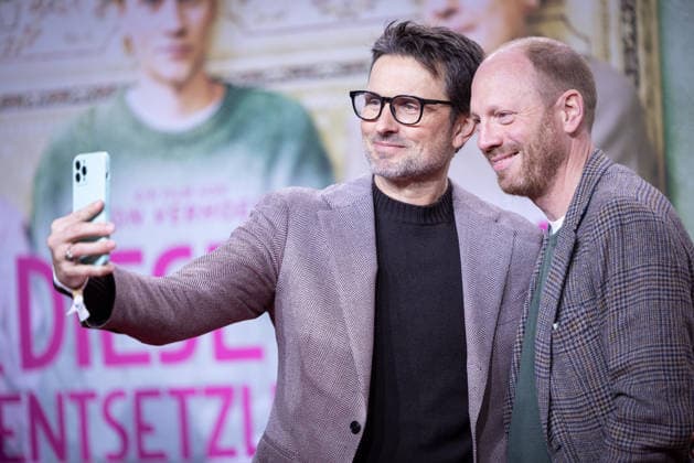 Premiere ACH, DIESE LÜCKE, DIESE ENTSETZLICHE LÜCKE Regisseur und Drehbuchautors Simon Verhoeven und Johann von Bülow machen Selfies Premiere von ACH, DIESE LÜCKE, DIESE ENTSETZLICHE LÜCKE im Zoo Palast Berlin Copyright: xEventpressxFuhrx