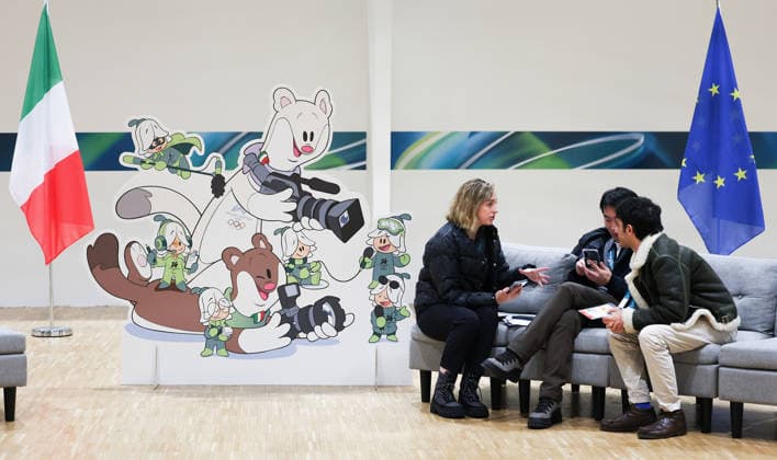 (260129) -- MILAN, Jan. 29, 2026 -- People communicate at the main media center (MMC) of the Milan-Cortina 2026 Olympic Winter Games in Milan, Italy, Jan. 28, 2026. ) (SP)ITALY-MILAN-WINTER OLYMPICS-MAIN MEDIA CENTER DuxXiaoyi 