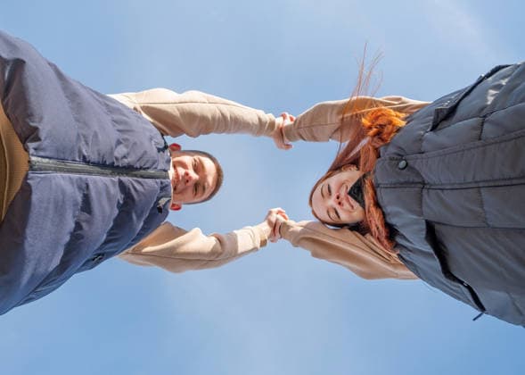 Fröhliches romantisches Paar beim Date, das sich im Freien an den Händen hält, Himmel im Hintergrund Outdoor photo of happy young woman enjoying date. cheerful romantic couple dating and holding hands outdoors, sky background (License=RF) ,model released, Symbolfoto Copyright: xZoonar.com IlonaxShorokhovax 24552443 ,model released, Symbolfoto ,property released