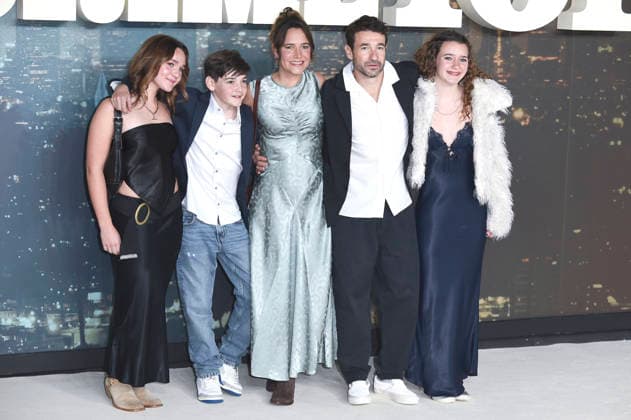 Bart Layton mit Familie beim Gala-Screening des Kinofilms Crime 101 im Odeon Luxe Leicester Square. London, 28.01.2026