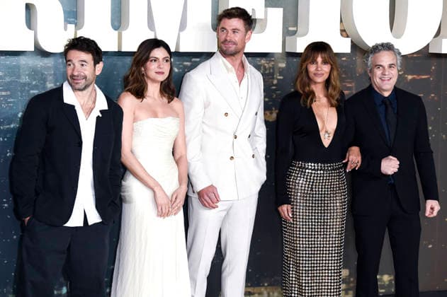 Bart Leyton, Monica Barbaro, Chris Hemsworth, Halle Berry und Mark Ruffalo beim Gala-Screening des Kinofilms Crime 101 im Odeon Luxe Leicester Square. London, 28.01.2026