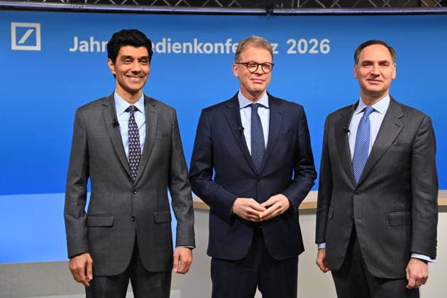 v.li:Raja Akram(Finanzvorstand designiert), Christian Sewing (VorÂ­standsÂ­vorÂ­sitzÂ­enÂ­der,CEO), James von Moltke (StellverÂ­treÂ­tenÂ­der VorÂ­standsÂ­vorÂ­sitÂ­zenÂ­der, Chief FiÂ­nanÂ­cial OfÂ­fiÂ­cer,CFO). Bilanzpressekonferenz,Jahresmedienkonferenz der Deutsche Bank AG in Frankfurt am 29.01.2026. *** from left Raja Akram Chief Financial Officer designated, Christian Sewing Chief Executive Officer, CEO, James von Moltke Deputy Chief Executive Officer, Chief Financial Officer, CFO Annual Press Conference, Annual Media Conference of Deutsche Bank AG in Frankfurt on 29 January 2026