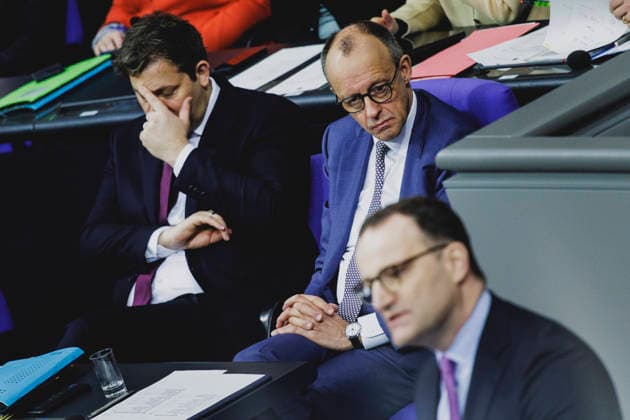 (R-L) Jens Spahn, Vorsitzender der CDU CSU-Fraktion im Deutschen Bundestag, Friedrich Merz (CDU), Bundeskanzler, und Lars Klingbeil, Bundesminister der Finanzen, aufgenommen im Rahmen der Debatte zur Regierungserklaerung im Deutschen Bundestag in Berlin, 29.01.2026. Berlin Deutschland *** R L Jens Spahn, Chairman of the CDU CSU parliamentary group in the German Bundestag, Friedrich Merz CDU , Federal Chancellor, and Lars Klingbeil, Federal Minister of Finance, recorded during the debate on the government declaration in the German Bundestag in Berlin, 29 01 2026 Berlin Germany Copyright: xFlorianxGaertnerx