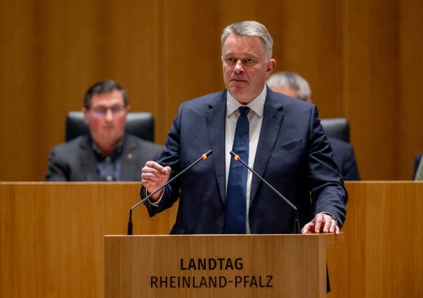 Dr. Helmut Martin, CDU Gordon Schnieder, CDU Fraktionsvorsitzende und Spitzenkandidat für die Landtagswahlen 2026 im rheinland-pfälzischen Landtag, aufgenommen während einer Debatte im Landtag in Mainz Mainz Rheinland-Pfalz Deutschland *** Dr. Helmut Martin, CDU Gordon Schnieder, CDU parliamentary group leader and top candidate for the 2026 state elections in the Rhineland-Palatinate state parliament, recorded during a debate in the state parliament in Mainz Mainz Rhineland-Palatinate Germany