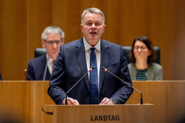 Dr. Helmut Martin, CDU Gordon Schnieder, CDU Fraktionsvorsitzende und Spitzenkandidat für die Landtagswahlen 2026 im rheinland-pfälzischen Landtag, aufgenommen während einer Debatte im Landtag in Mainz Mainz Rheinland-Pfalz Deutschland *** Dr. Helmut Martin, CDU Gordon Schnieder, CDU parliamentary group leader and top candidate for the 2026 state elections in the Rhineland-Palatinate state parliament, recorded during a debate in the state parliament in Mainz Mainz Rhineland-Palatinate Germany