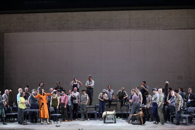 Ambur Braid (vorn links als Katerina Lwowna Ismailowa), Sean Panikkar (vorn rechts als Sergej) und Ensemble während der Fotoprobe für Lady Macbeth von Mzensk in der Komischen Oper im Schillertheater in Berlin, 28. Januar 2026. Oper in vier Akten von Dmitri Schostakowitsch. Musikalische Leitung James Gaffigan. Inszenierung Barrie Kosky. Bühne Rufus Didwiszus. Kostüme Victoria Behr. Premiere ist am 31. Januar 2026. Komische Oper Berlin Lady Macbeth von Mzensk