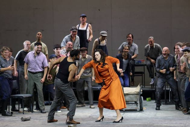 Sean Panikkar (als Sergej) und Ambur Braid (als Katerina Lwowna Ismailowa) sowie Ensemble während der Fotoprobe für Lady Macbeth von Mzensk in der Komischen Oper im Schillertheater in Berlin, 28. Januar 2026. Oper in vier Akten von Dmitri Schostakowitsch. Musikalische Leitung James Gaffigan. Inszenierung Barrie Kosky. Bühne Rufus Didwiszus. Kostüme Victoria Behr. Premiere ist am 31. Januar 2026. Komische Oper Berlin Lady Macbeth von Mzensk