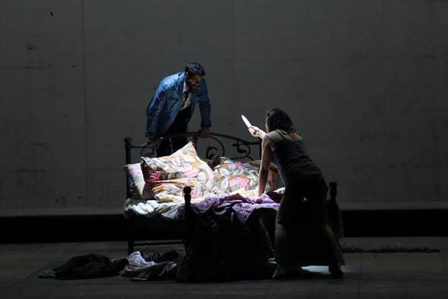 Sean Panikkar (als Sergej) und Ambur Braid (als Katerina Lwowna Ismailowa) während der Fotoprobe für Lady Macbeth von Mzensk in der Komischen Oper im Schillertheater in Berlin, 28. Januar 2026. Oper in vier Akten von Dmitri Schostakowitsch. Musikalische Leitung James Gaffigan. Inszenierung Barrie Kosky. Bühne Rufus Didwiszus. Kostüme Victoria Behr. Premiere ist am 31. Januar 2026. Komische Oper Berlin Lady Macbeth von Mzensk