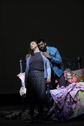 Ambur Braid (als Katerina Lwowna Ismailowa) und Sean Panikkar (als Sergej) während der Fotoprobe für Lady Macbeth von Mzensk in der Komischen Oper im Schillertheater in Berlin, 28. Januar 2026. Oper in vier Akten von Dmitri Schostakowitsch. Musikalische Leitung James Gaffigan. Inszenierung Barrie Kosky. Bühne Rufus Didwiszus. Kostüme Victoria Behr. Premiere ist am 31. Januar 2026. Komische Oper Berlin Lady Macbeth von Mzensk