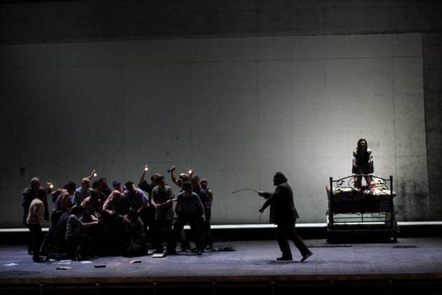 Dmitry Ulyanov (mittig als Boris Timofejewitsch Ismailow), Ambur Braid (rechts als Katerina Lwowna Ismailowa) und Sean Panikkar (links mit Ensemble als Sergej) während der Fotoprobe für Lady Macbeth von Mzensk in der Komischen Oper im Schillertheater in Berlin, 28. Januar 2026. Oper in vier Akten von Dmitri Schostakowitsch. Musikalische Leitung James Gaffigan. Inszenierung Barrie Kosky. Bühne Rufus Didwiszus. Kostüme Victoria Behr. Premiere ist am 31. Januar 2026. Komische Oper Berlin Lady Macbeth von Mzensk