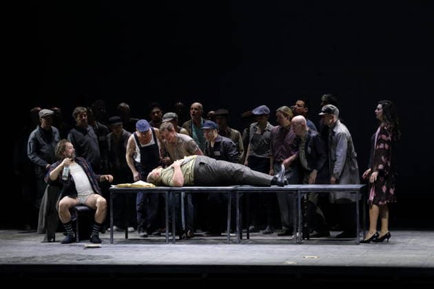 Dimitry Ivashchenko (als Pope), Dmitry Ulyanov (als Boris Timofejewitsch Ismailow) und Ambur Braid (als Katerina Lwowna Ismailowa), vorn v.l., sowie Ensemble während der Fotoprobe für Lady Macbeth von Mzensk in der Komischen Oper im Schillertheater in Berlin, 28. Januar 2026. Oper in vier Akten von Dmitri Schostakowitsch. Musikalische Leitung James Gaffigan. Inszenierung Barrie Kosky. Bühne Rufus Didwiszus. Kostüme Victoria Behr. Premiere ist am 31. Januar 2026. Komische Oper Berlin Lady Macbeth von Mzensk