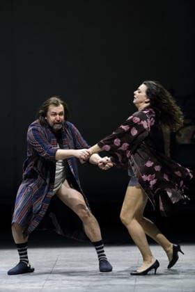 Dimitry Ivashchenko (als Pope) und Ambur Braid (als Katerina Lwowna Ismailowa) während der Fotoprobe für Lady Macbeth von Mzensk in der Komischen Oper im Schillertheater in Berlin, 28. Januar 2026. Oper in vier Akten von Dmitri Schostakowitsch. Musikalische Leitung James Gaffigan. Inszenierung Barrie Kosky. Bühne Rufus Didwiszus. Kostüme Victoria Behr. Premiere ist am 31. Januar 2026. Komische Oper Berlin Lady Macbeth von Mzensk