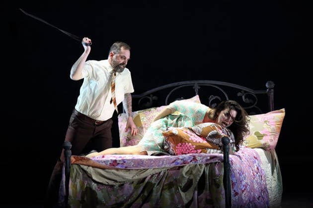 Elmar Gilbertsson (als Sinowi Borissowitsch Ismailow) und Ambur Braid (als Katerina Lwowna Ismailowa) während der Fotoprobe für Lady Macbeth von Mzensk in der Komischen Oper im Schillertheater in Berlin, 28. Januar 2026. Oper in vier Akten von Dmitri Schostakowitsch. Musikalische Leitung James Gaffigan. Inszenierung Barrie Kosky. Bühne Rufus Didwiszus. Kostüme Victoria Behr. Premiere ist am 31. Januar 2026. Komische Oper Berlin Lady Macbeth von Mzensk