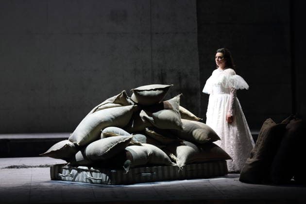 Ambur Braid (als Katerina Lwowna Ismailowa) während der Fotoprobe für Lady Macbeth von Mzensk in der Komischen Oper im Schillertheater in Berlin, 28. Januar 2026. Oper in vier Akten von Dmitri Schostakowitsch. Musikalische Leitung James Gaffigan. Inszenierung Barrie Kosky. Bühne Rufus Didwiszus. Kostüme Victoria Behr. Premiere ist am 31. Januar 2026. Komische Oper Berlin Lady Macbeth von Mzensk