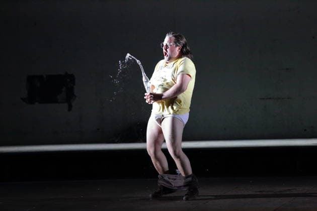 Caspar Krieger (als Der Schäbige) während der Fotoprobe für Lady Macbeth von Mzensk in der Komischen Oper im Schillertheater in Berlin, 28. Januar 2026. Oper in vier Akten von Dmitri Schostakowitsch. Musikalische Leitung James Gaffigan. Inszenierung Barrie Kosky. Bühne Rufus Didwiszus. Kostüme Victoria Behr. Premiere ist am 31. Januar 2026. Komische Oper Berlin Lady Macbeth von Mzensk