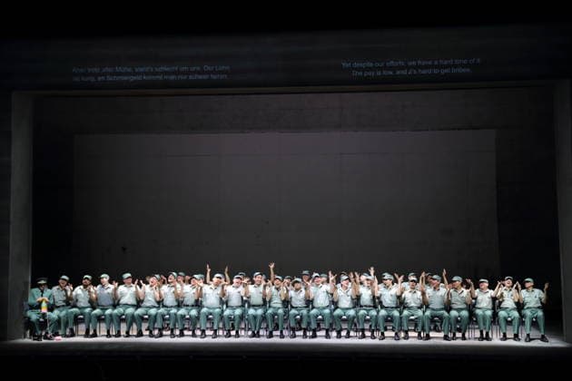 Marcell Bakonyi (links als Polizeichef) und Ensemble während der Fotoprobe für Lady Macbeth von Mzensk in der Komischen Oper im Schillertheater in Berlin, 28. Januar 2026. Oper in vier Akten von Dmitri Schostakowitsch. Musikalische Leitung James Gaffigan. Inszenierung Barrie Kosky. Bühne Rufus Didwiszus. Kostüme Victoria Behr. Premiere ist am 31. Januar 2026. Komische Oper Berlin Lady Macbeth von Mzensk