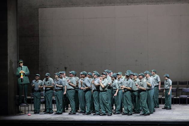 Marcell Bakonyi (links als Polizeichef) und Ensemble während der Fotoprobe für Lady Macbeth von Mzensk in der Komischen Oper im Schillertheater in Berlin, 28. Januar 2026. Oper in vier Akten von Dmitri Schostakowitsch. Musikalische Leitung James Gaffigan. Inszenierung Barrie Kosky. Bühne Rufus Didwiszus. Kostüme Victoria Behr. Premiere ist am 31. Januar 2026. Komische Oper Berlin Lady Macbeth von Mzensk