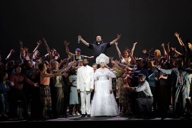 Sean Panikkar (mittig links als Sergej), Ambur Braid (mittig rechts als Katerina Lwowna Ismailowa) und Dimitry Ivashchenko (mittig hinten als Pope) sowie Ensemble während der Fotoprobe für Lady Macbeth von Mzensk in der Komischen Oper im Schillertheater in Berlin, 28. Januar 2026. Oper in vier Akten von Dmitri Schostakowitsch. Musikalische Leitung James Gaffigan. Inszenierung Barrie Kosky. Bühne Rufus Didwiszus. Kostüme Victoria Behr. Premiere ist am 31. Januar 2026. Komische Oper Berlin Lady Macbeth von Mzensk