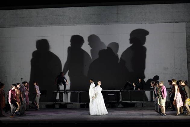 Sean Panikkar (als Sergej) und Ambur Braid (als Katerina Lwowna Ismailowa) sowie Ensemble während der Fotoprobe für Lady Macbeth von Mzensk in der Komischen Oper im Schillertheater in Berlin, 28. Januar 2026. Oper in vier Akten von Dmitri Schostakowitsch. Musikalische Leitung James Gaffigan. Inszenierung Barrie Kosky. Bühne Rufus Didwiszus. Kostüme Victoria Behr. Premiere ist am 31. Januar 2026. Komische Oper Berlin Lady Macbeth von Mzensk