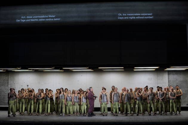 Ambur Braid (vorn halblinks als Katerina Lwowna Ismailowa) sowie Ensemble während der Fotoprobe für Lady Macbeth von Mzensk in der Komischen Oper im Schillertheater in Berlin, 28. Januar 2026. Oper in vier Akten von Dmitri Schostakowitsch. Musikalische Leitung James Gaffigan. Inszenierung Barrie Kosky. Bühne Rufus Didwiszus. Kostüme Victoria Behr. Premiere ist am 31. Januar 2026. Komische Oper Berlin Lady Macbeth von Mzensk