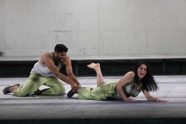 Sean Panikkar (als Sergej) und Susan Zarrabi (als Sonjetka) während der Fotoprobe für Lady Macbeth von Mzensk in der Komischen Oper im Schillertheater in Berlin, 28. Januar 2026. Oper in vier Akten von Dmitri Schostakowitsch. Musikalische Leitung James Gaffigan. Inszenierung Barrie Kosky. Bühne Rufus Didwiszus. Kostüme Victoria Behr. Premiere ist am 31. Januar 2026. Komische Oper Berlin Lady Macbeth von Mzensk