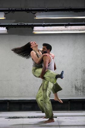 Susan Zarrabi (als Sonjetka) und Sean Panikkar (als Sergej) während der Fotoprobe für Lady Macbeth von Mzensk in der Komischen Oper im Schillertheater in Berlin, 28. Januar 2026. Oper in vier Akten von Dmitri Schostakowitsch. Musikalische Leitung James Gaffigan. Inszenierung Barrie Kosky. Bühne Rufus Didwiszus. Kostüme Victoria Behr. Premiere ist am 31. Januar 2026. Komische Oper Berlin Lady Macbeth von Mzensk
